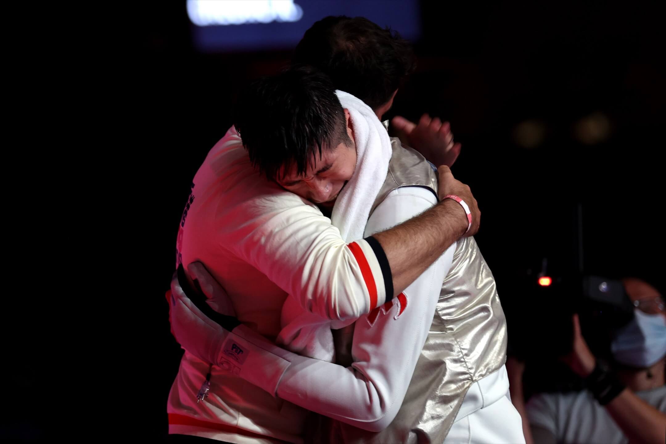 2021年7月26日,東京奧運,香港花劍代表張家朗在決賽中擊敗爭取衛冕的意大利選手Daniele Garozzo後,與教練擁抱。