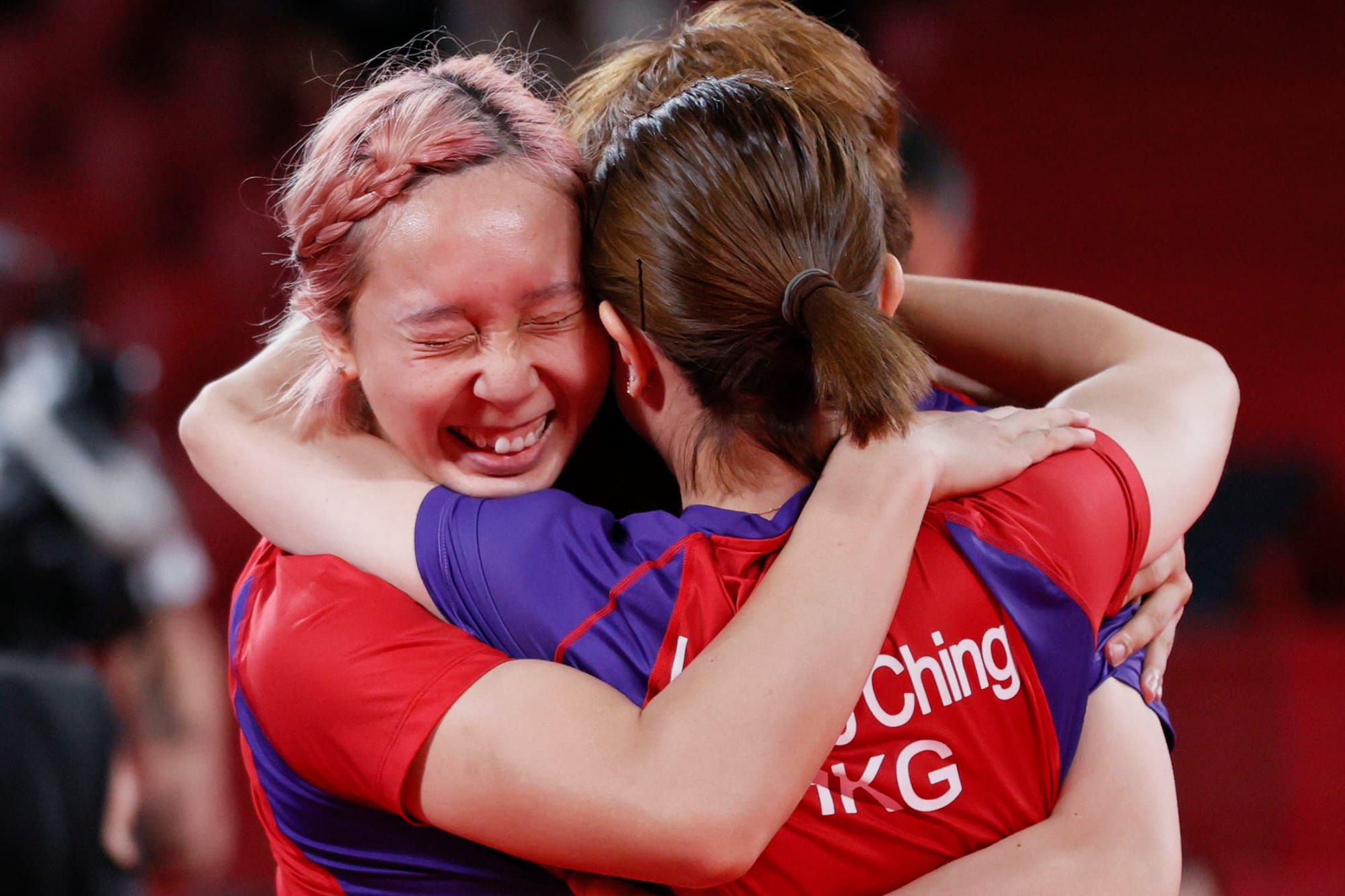  2021年8月5日日本東京，香港隊的蘇慧音(左)在乒乓球女子團體銅牌比賽中獲勝後被隊友擁抱。