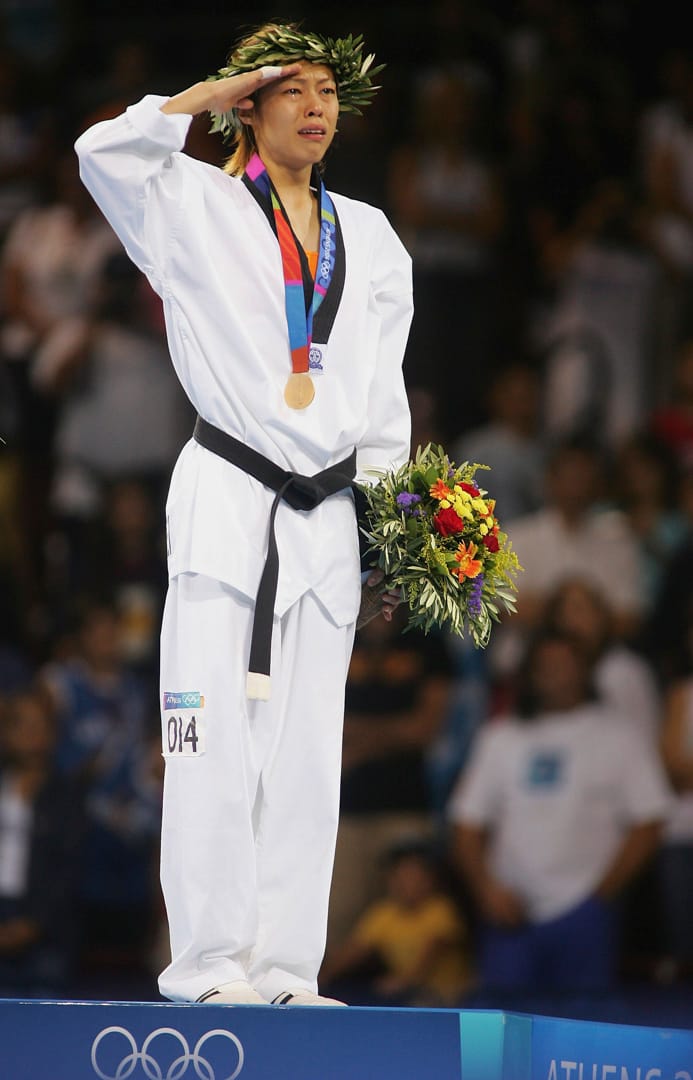 2004年8月26日,雅典奧運女子49公斤金牌得主,台灣的陳詩欣在頒獎典禮中,舉起受傷右手,哭著向台灣人陌生的「中華奧會旗」行禮。