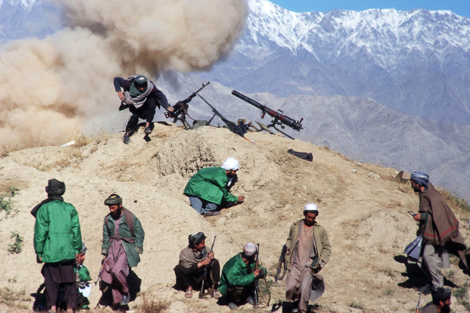 1996年10月21日,阿富汗喀布爾附近的塔利班軍隊成員在前線作戰。