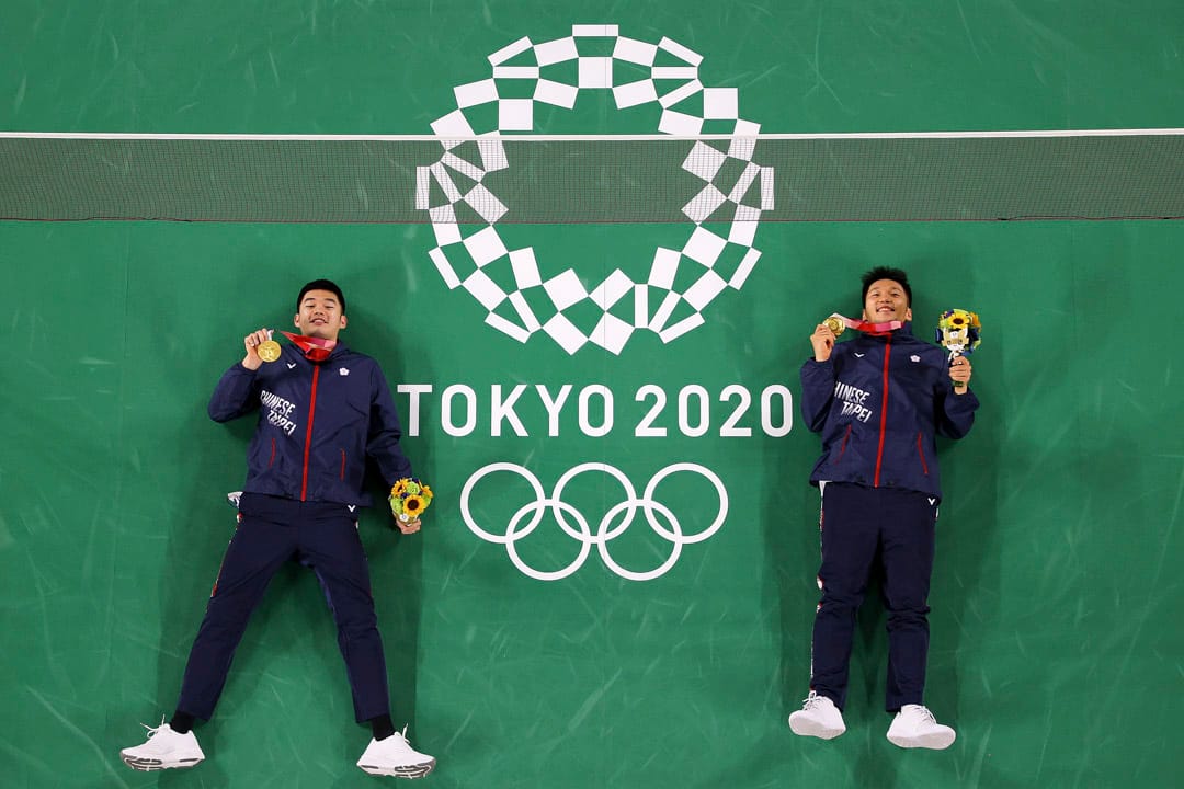 2021年7月31日,羽毛球男雙金牌得主台灣選手王齊麟、李洋在球場合影留念。