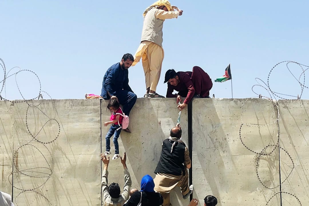 2021年8月16日，成千上萬的阿富汗人試圖逃離阿富汗首都喀布爾，正趕往哈米德卡爾扎伊國際機場。