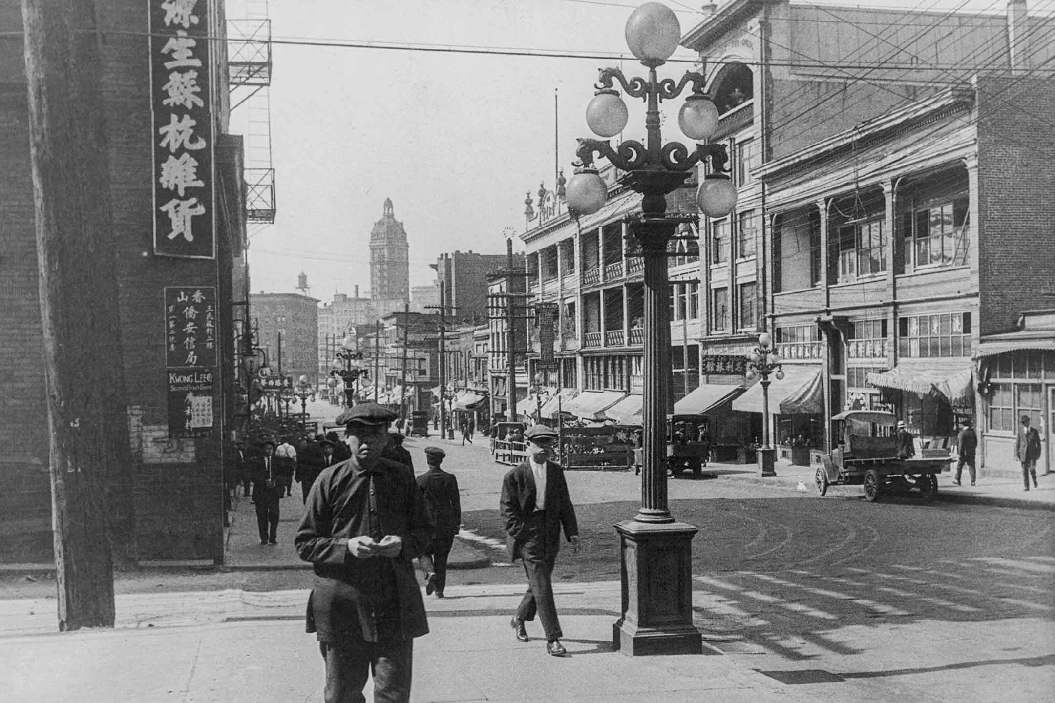 1935 年,人們在加拿大溫哥華唐人街散步。