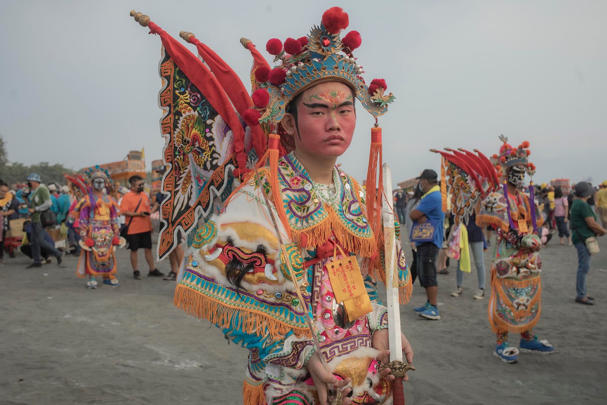 2021年10月24日東港,“請水”的陣頭隊伍在海邊等待。