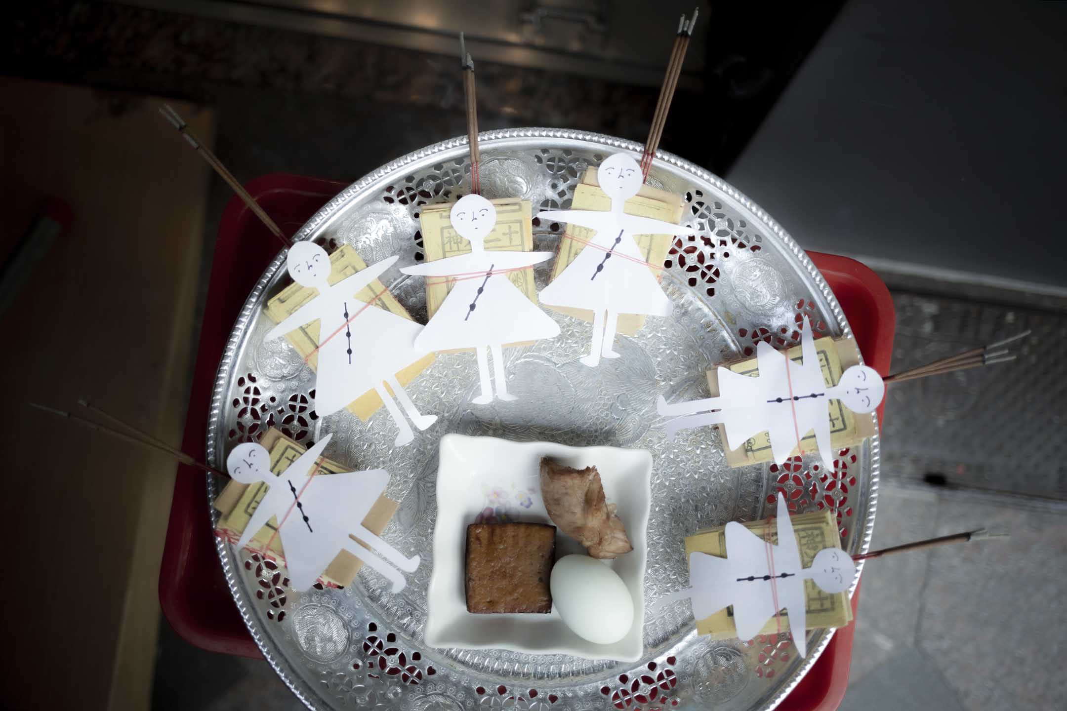 2021年10月30日東港,王船遷船遶境,民眾將祭品及