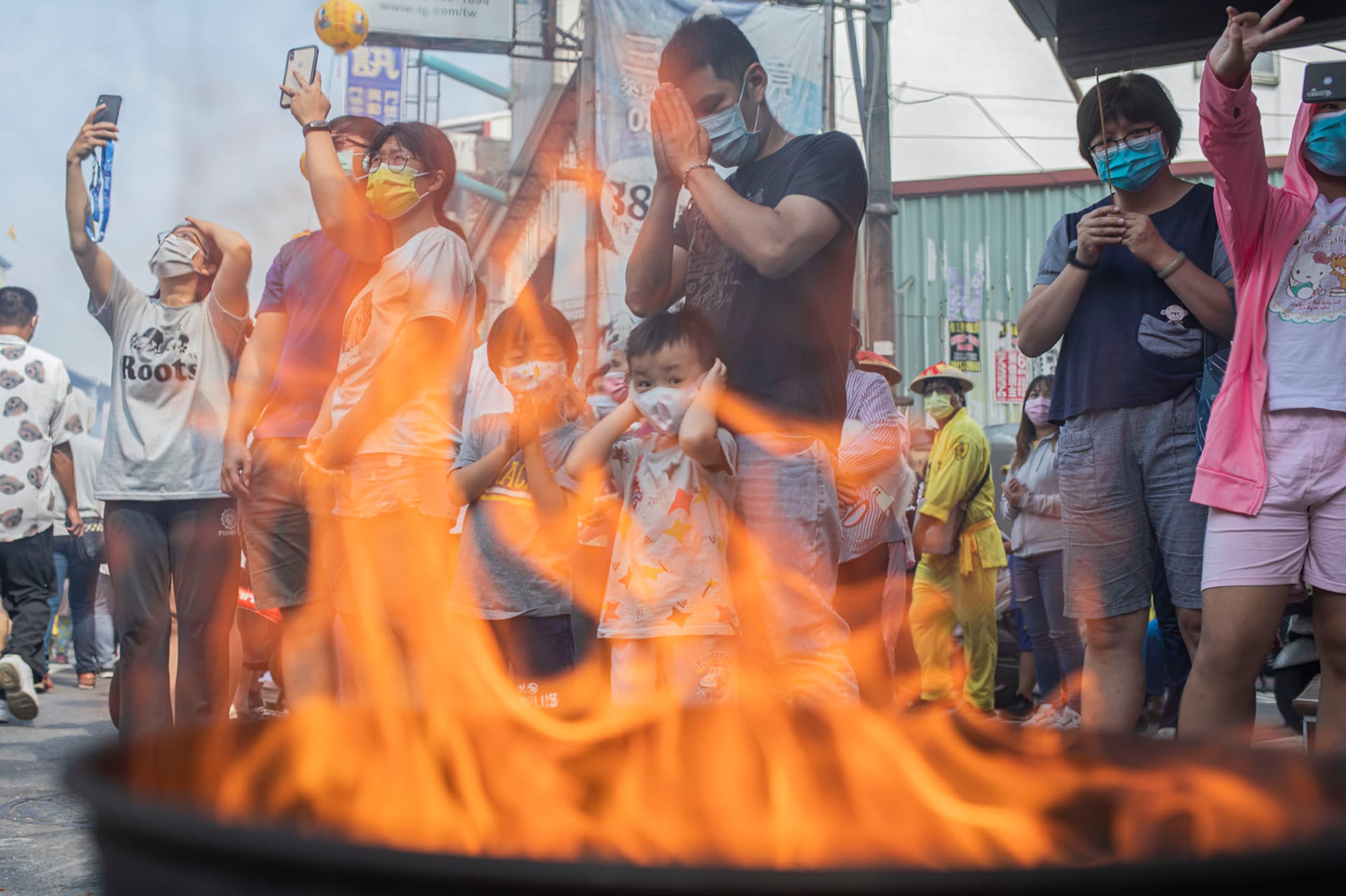 2021年10月30日東港,王船遷船遶境,圍觀的信眾在旁參拜。
