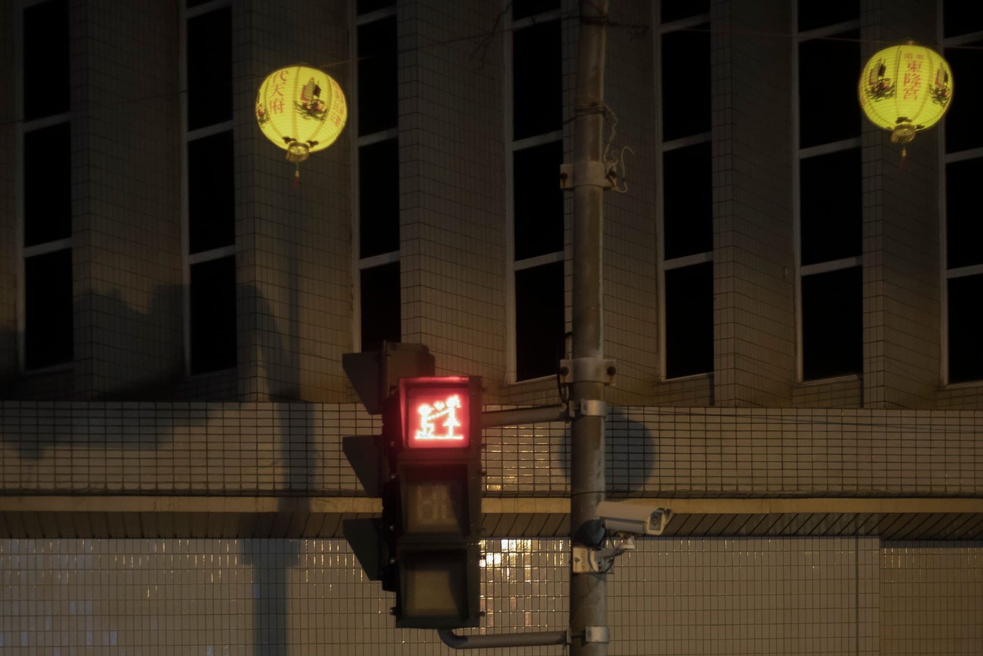 2021年10月24日東港,交通燈與燈籠。