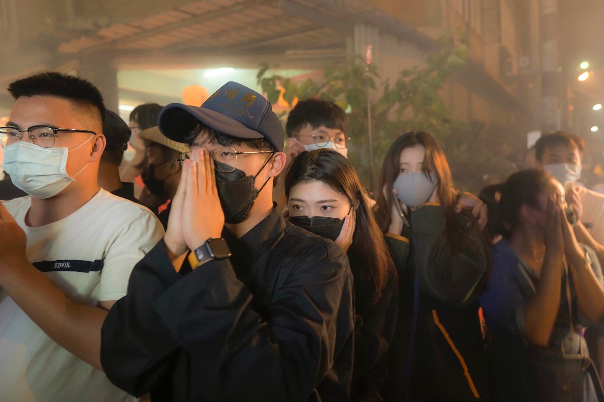 2021年10月31日東港,王船遷船遶境,圍觀的民眾在旁祈福。