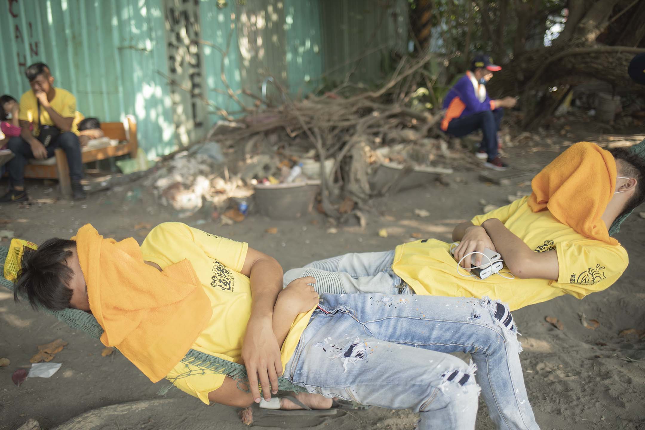 2021年10月24日屏東東港,等待“請水”的陣頭隊伍在樹蔭下休息。