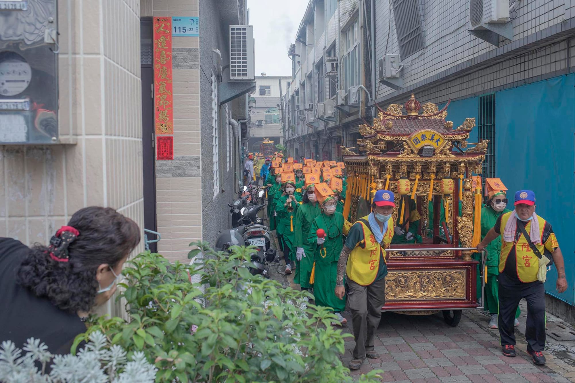 2021年10月25日東港,神轎遶境穿過民居。