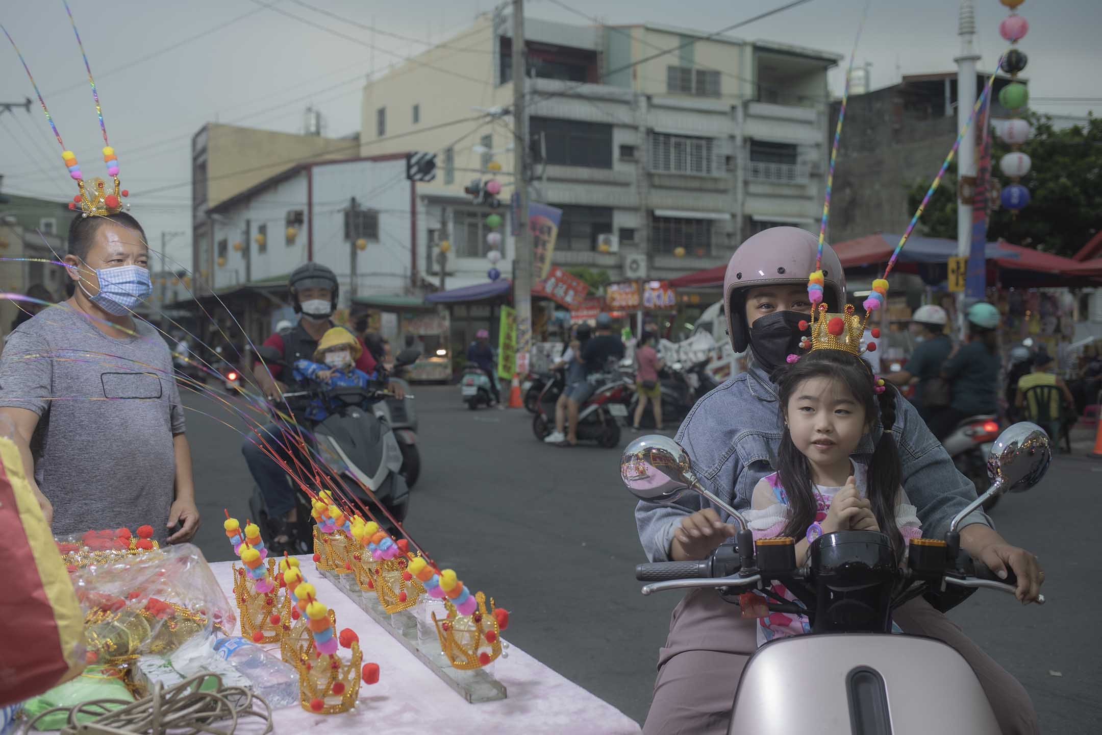 2021年10月25日東港,市民在東隆宮附近的夜市買飾物。