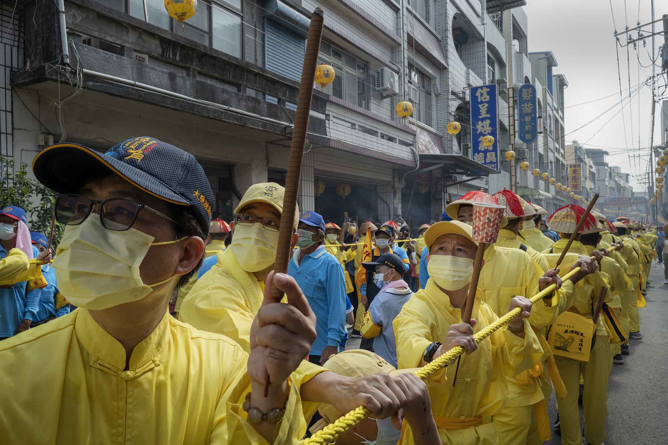 2021年10月30日東港,王船遷船遶境,工作人員在前方拉船。