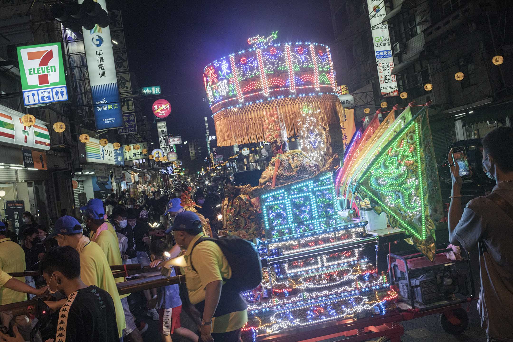 2021年10月25日東港,神轎遶境穿過夜市。