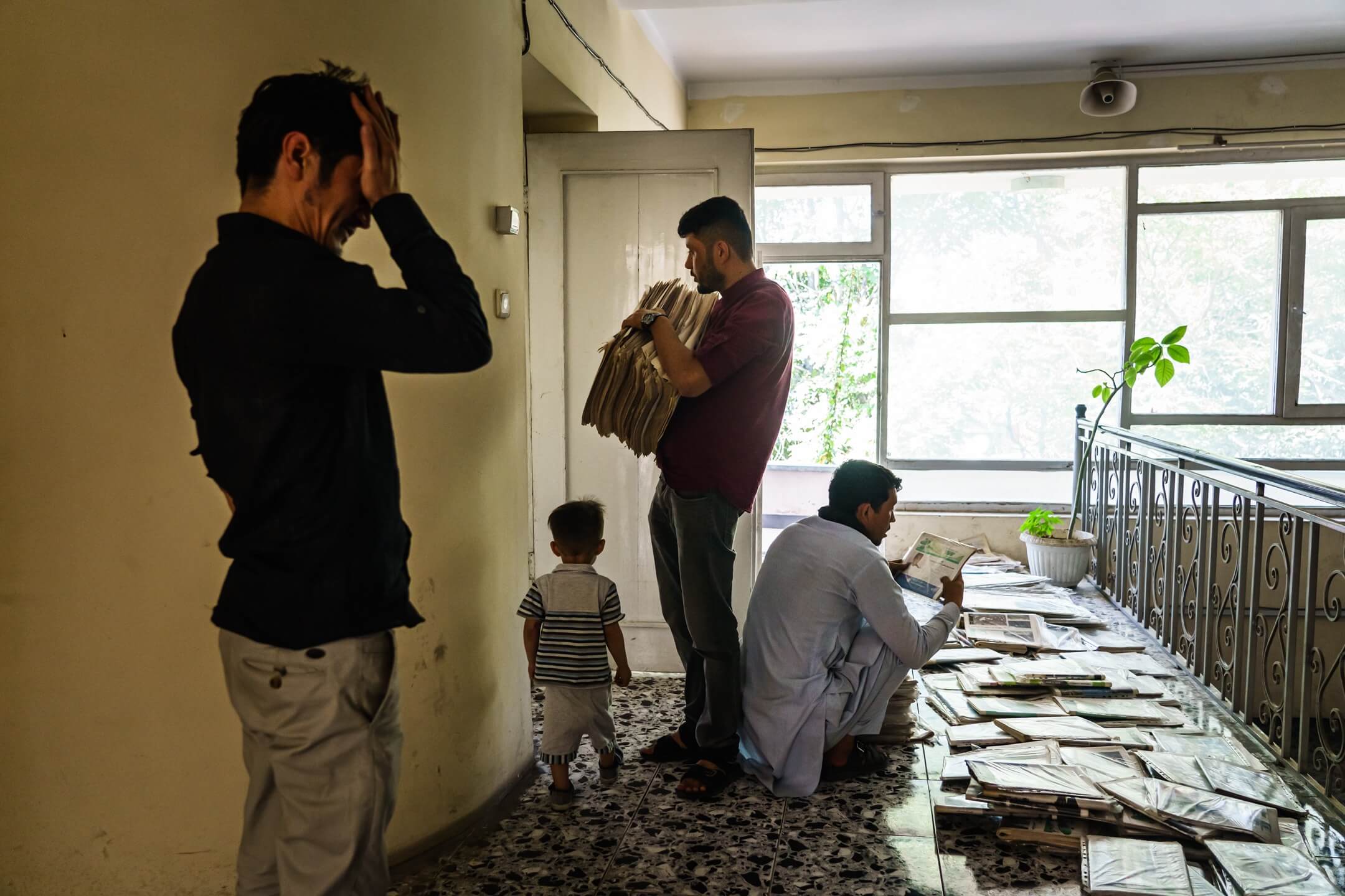 2021年9月16日,阿富汗首都喀布爾,Etilaat Roz報社辦公室搬遷,員工執拾往期報紙檔案本。