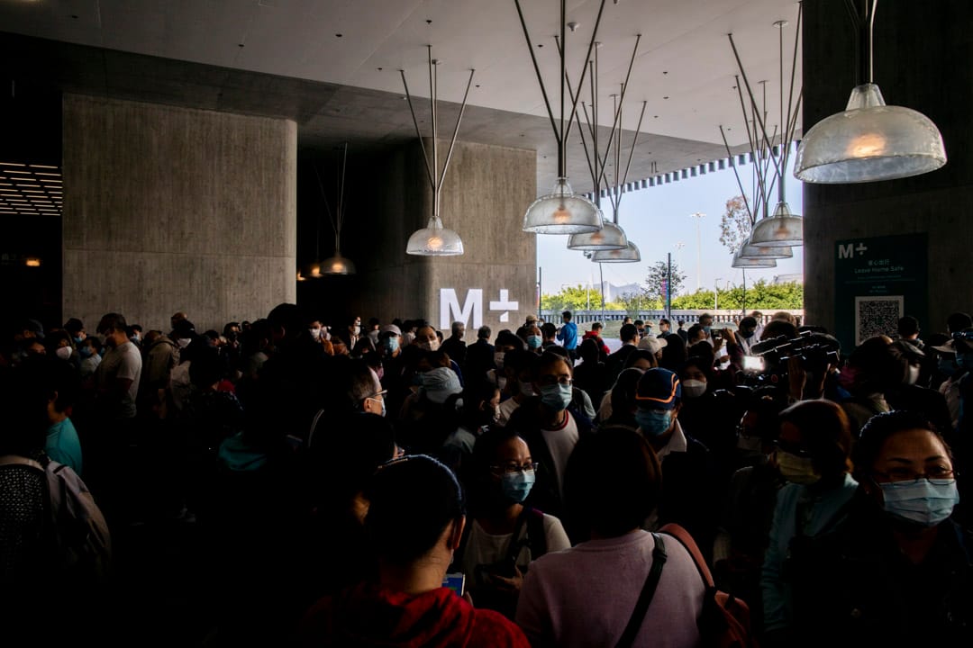 2021年11月12日，西九文化區M+博物館正式開幕，門外輪候入場的市民。