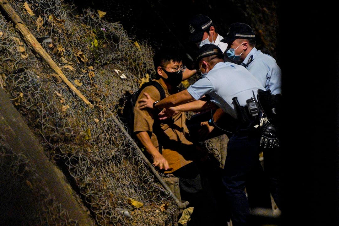 2021年11月17日,漁護署於香港仔深灣道進行野豬捕捉行動,香港野豬關注組幹事黃豪賢一度想越過警方防線引導野豬上山,但被警員趕走。