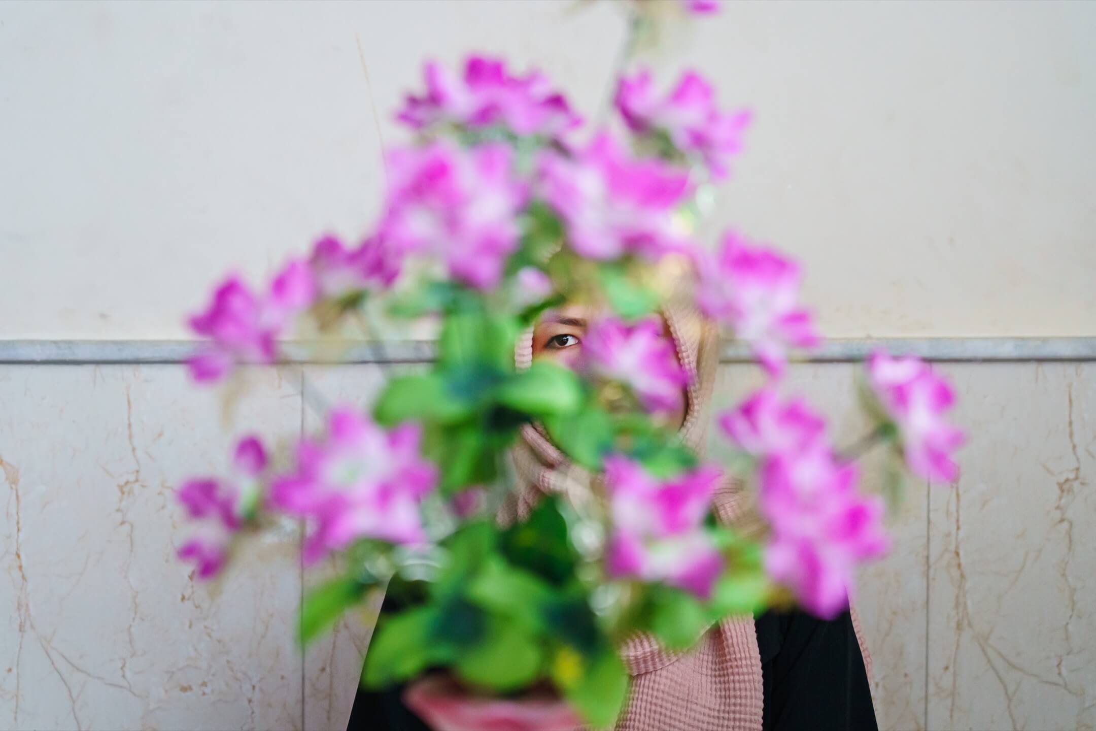 2021年9月25日,阿富汗首都喀布爾,目標成為工程師的Fatima與朋友兼拍檔Sakina在喀布爾開設了一個共享工作和學習空間。