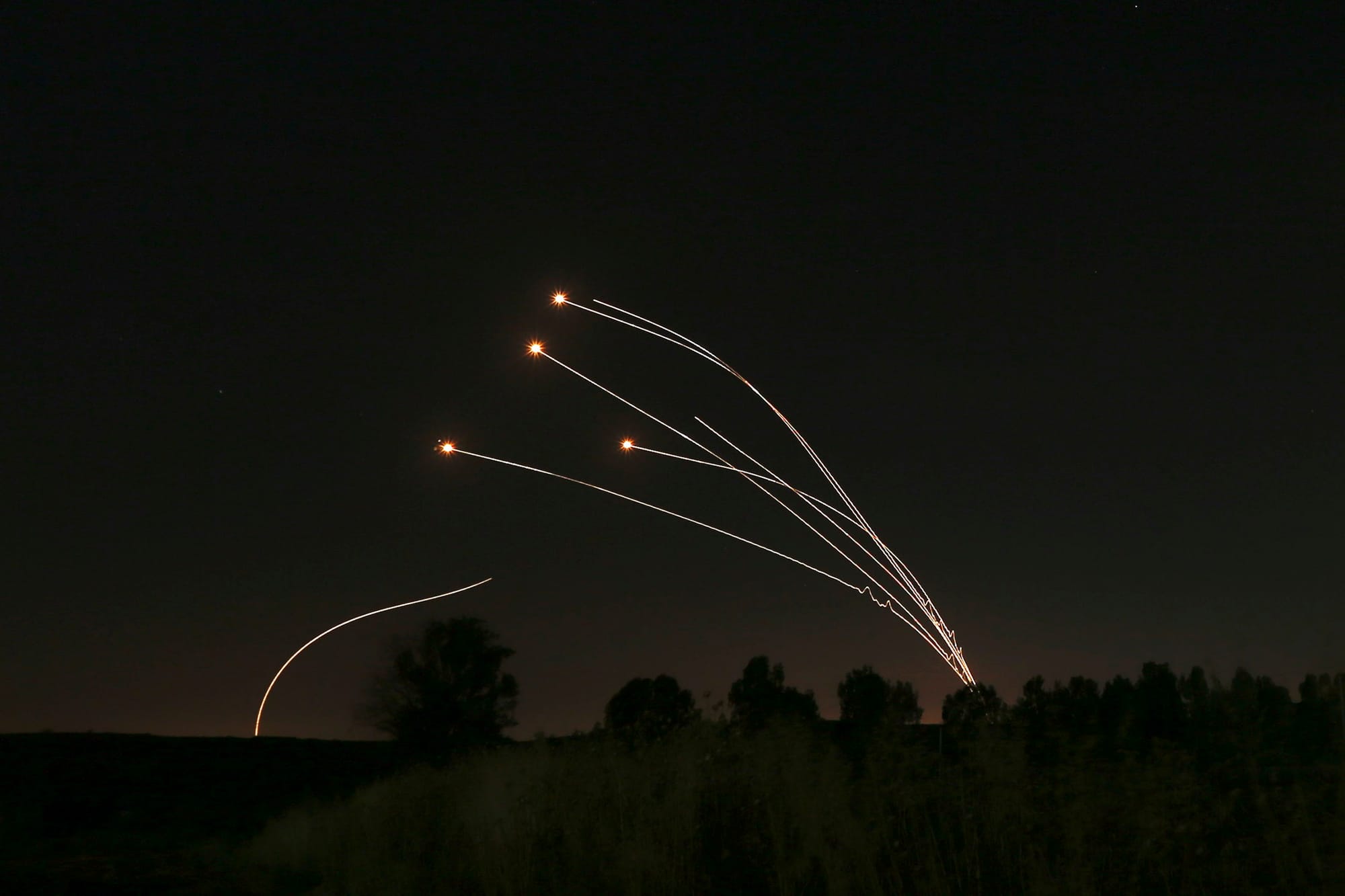 2021年5月4日晚上，以色列鐵穹防禦系統發射飛彈，將哈馬斯組織從加沙地區發射的火箭全數攔截。今年5月起以色列多次頒令驅逐東耶路撒冷地區的巴勒斯坦居民，並以催淚彈和橡膠子彈等武器攻擊聖殿山的清真寺，導致兩國局勢再次緊張。