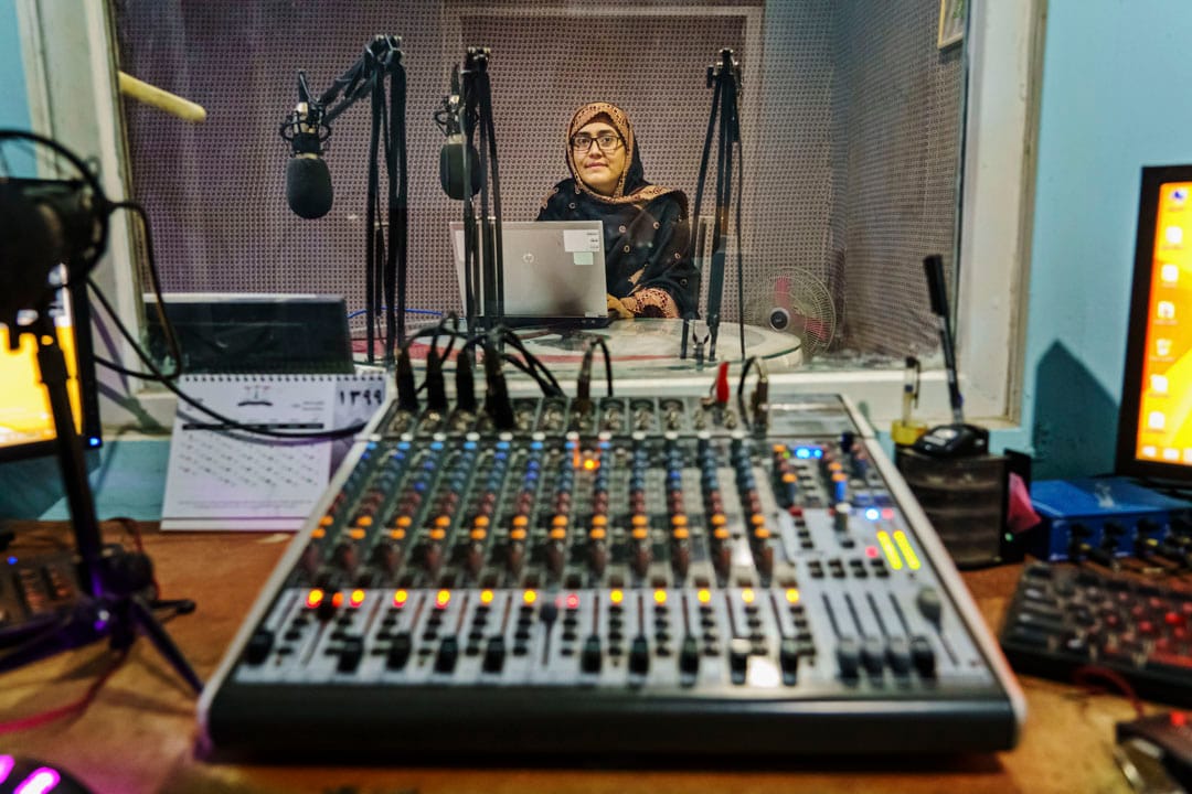 2021年5月8日,阿富汗城市坎大哈,女權主義者Maryam Durani在Khadija Kubra婦女協會的錄音室內拍照。
