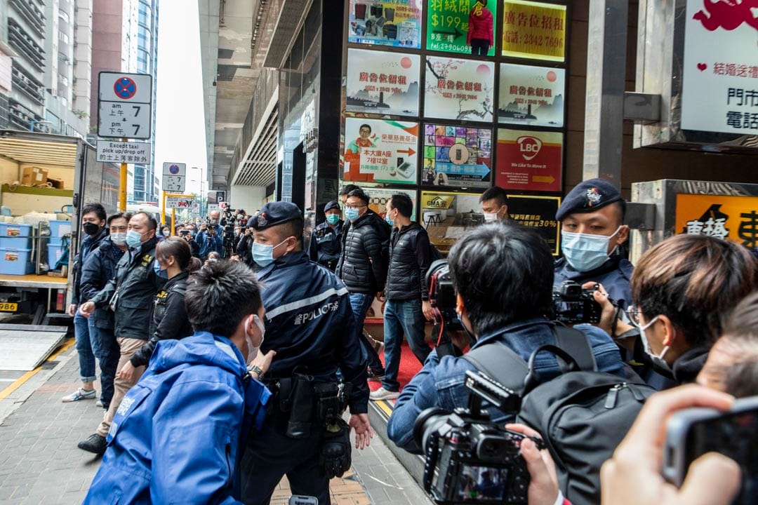 2021年12月29日,《立場新聞》署理總編林紹桐被警方國安處人員拘捕,被帶到《立場新聞》位於觀塘的辦公室協助搜證後離開。攝:林振東/端傳媒