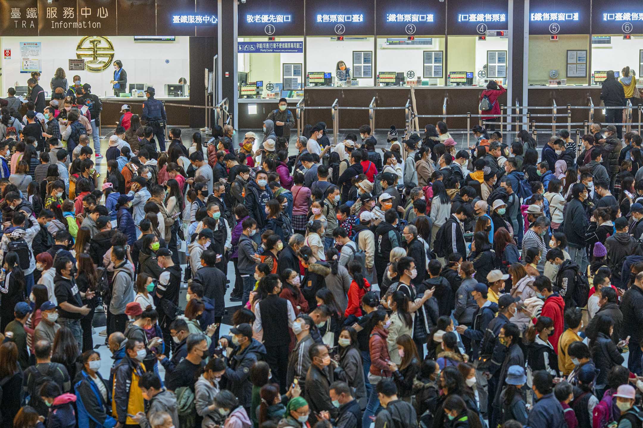 2021年12月7日台北车站,大批市民在排队等候接种疫苗。