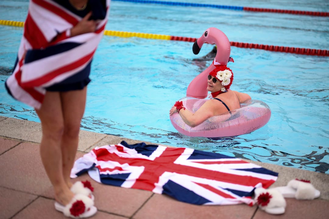 2021年3月29日，英國政府放寬了戶外社交禁令，倫敦兩名女子在Hillingdon休憩中心接受媒體訪問。