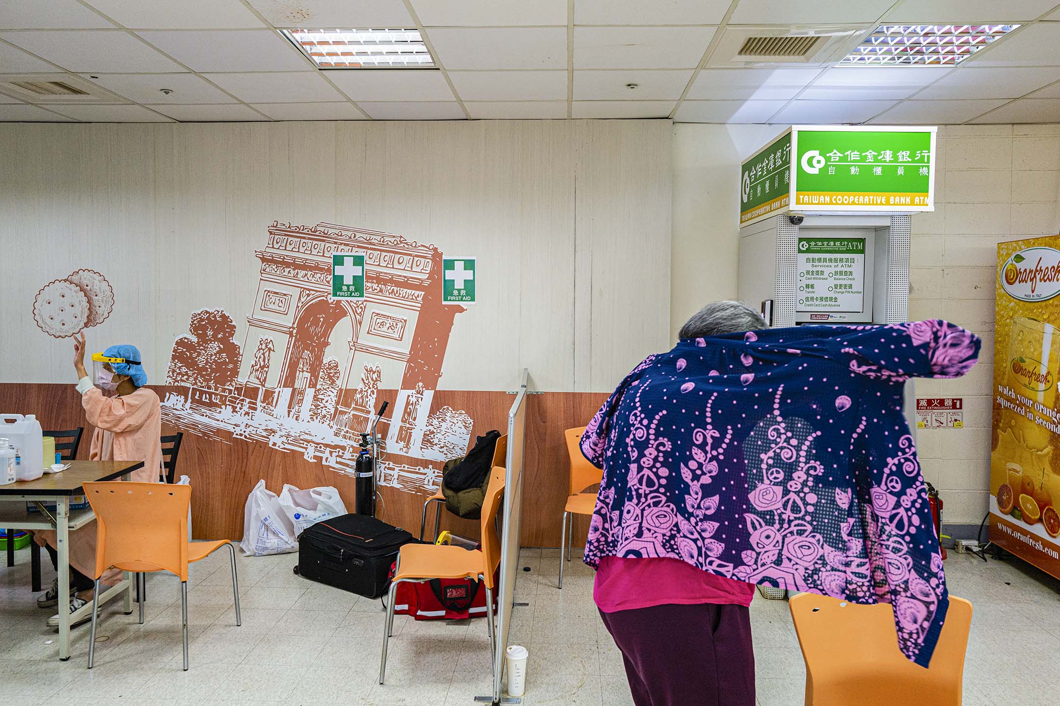 2021年12月9日板桥家乐福,市民接种疫苗后离开。