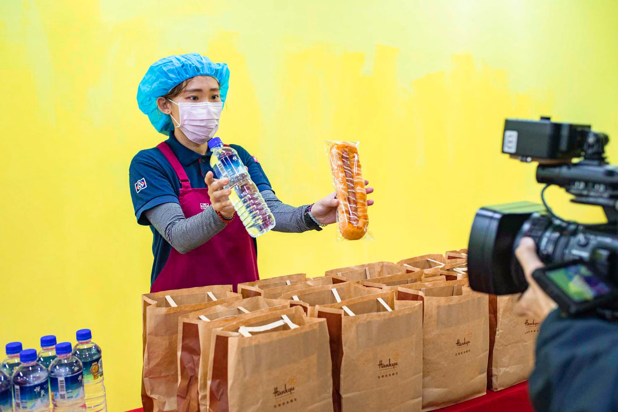 2021年12月6日板桥全联超市,工作人员展示施打疫苗后的赠品。