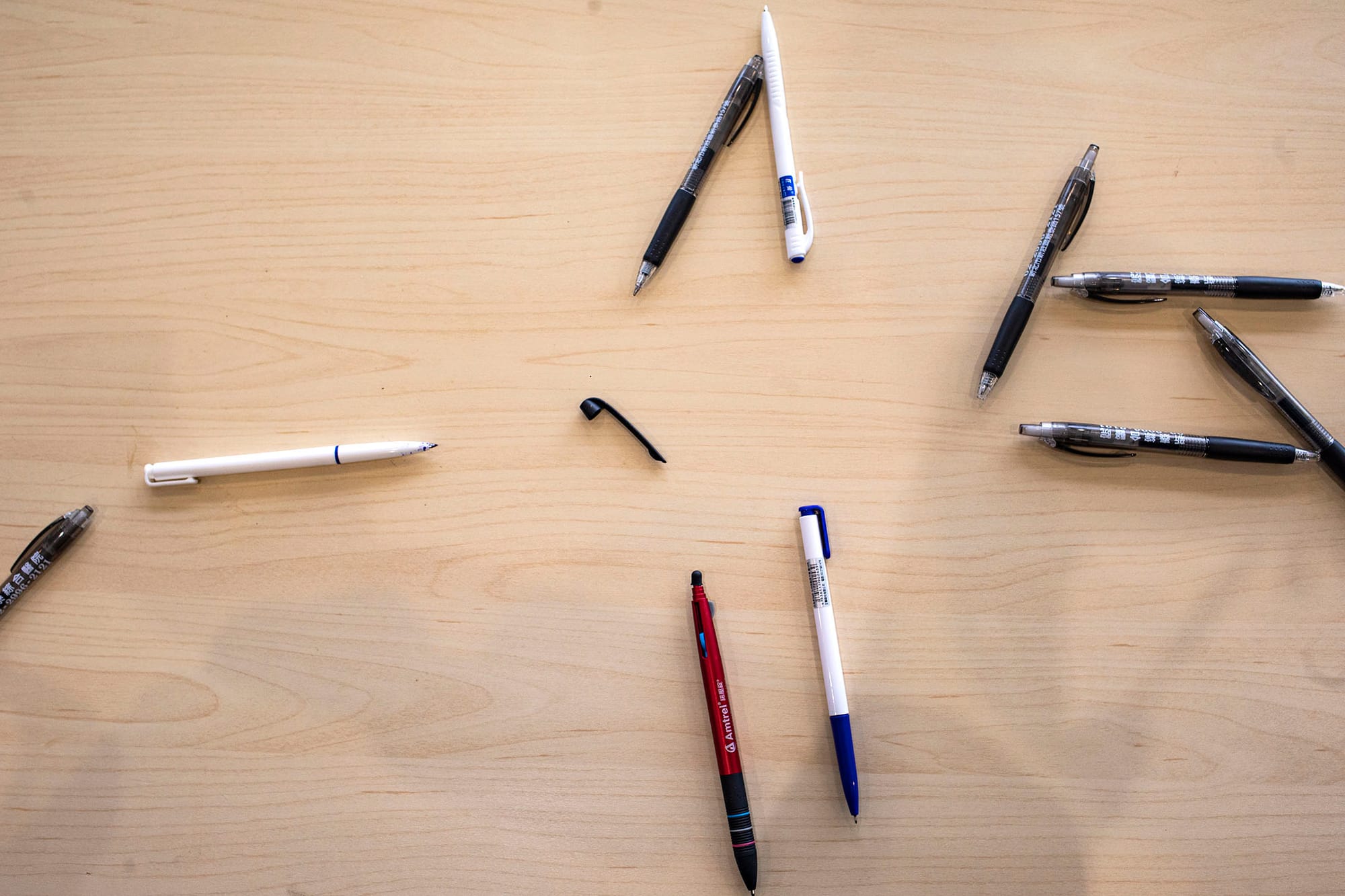 2021年12月7日新庄宜家家居,一张桌子上放满市民填写表格的笔。