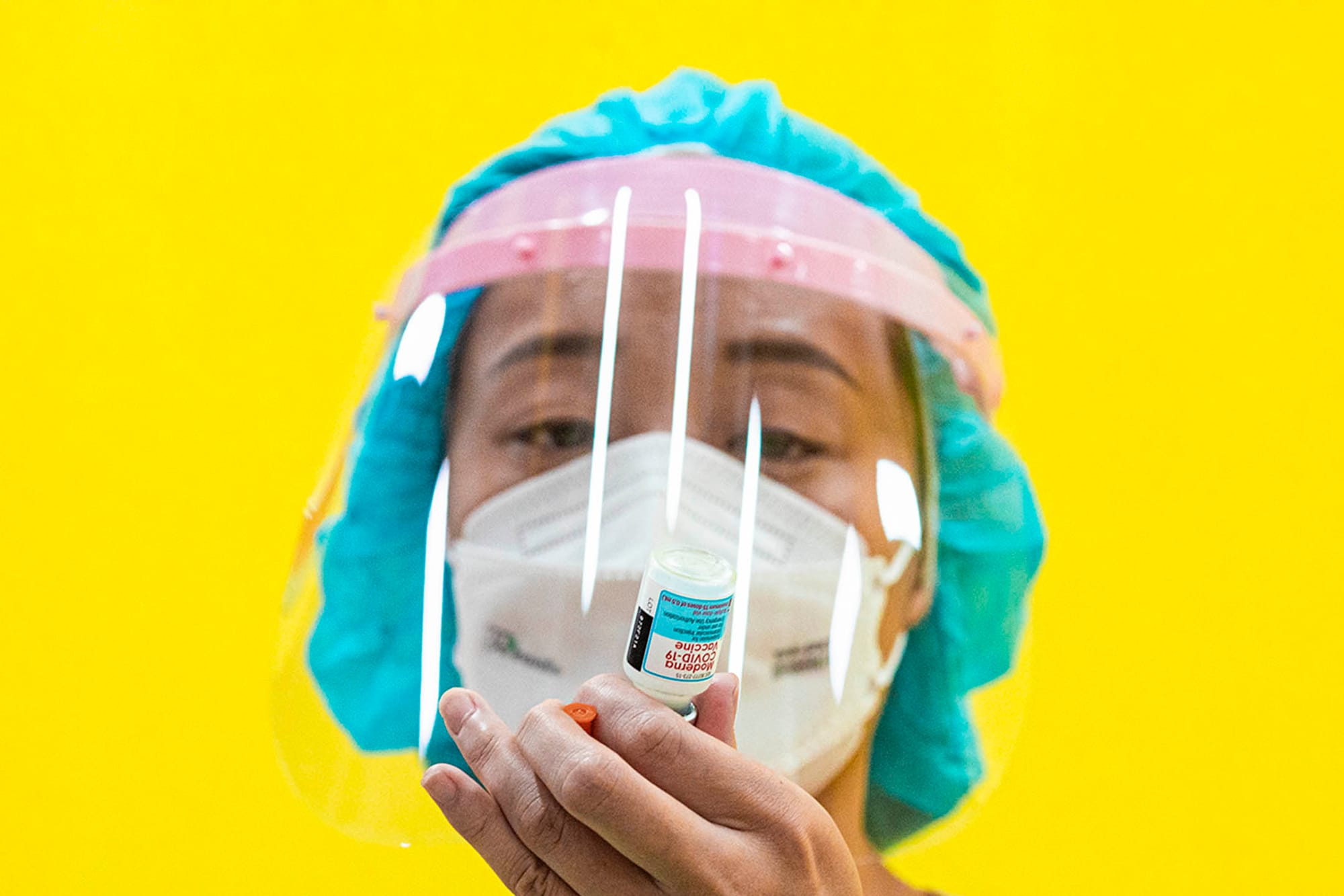 2021年12月6日板桥全联超市,医护人员预备施打疫苗。