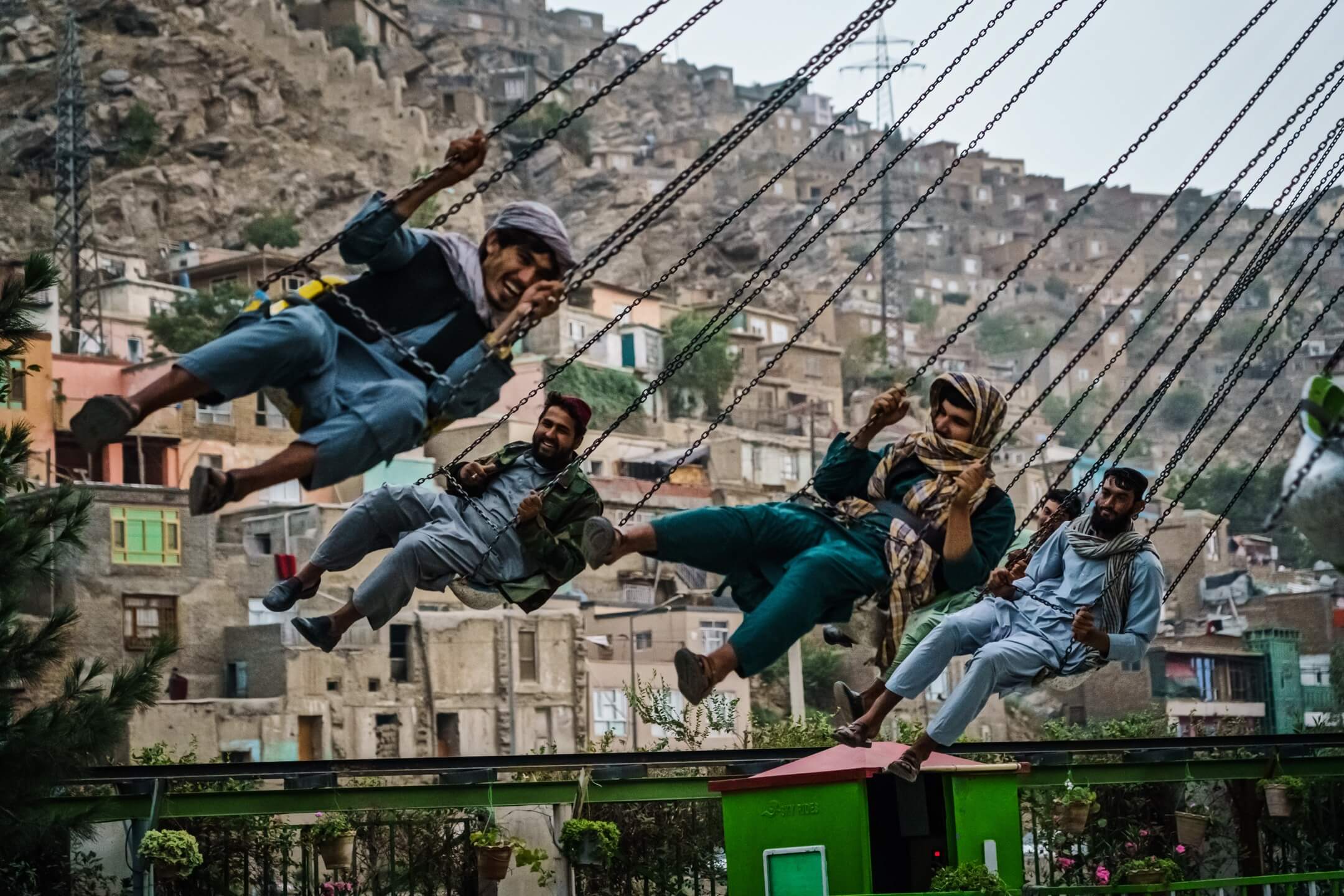 2021年9月11日,阿富汗首都喀布爾,塔利班戰士登上市內的一個主題樂園的機動遊戲。