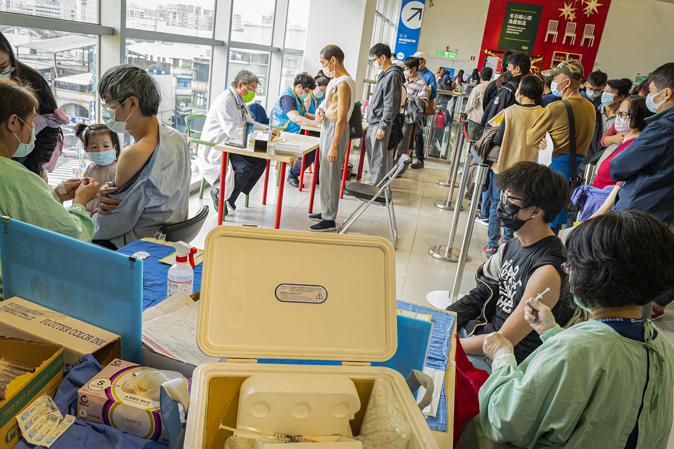 2021年12月7日新庄宜家家居,市民在接种疫苗。