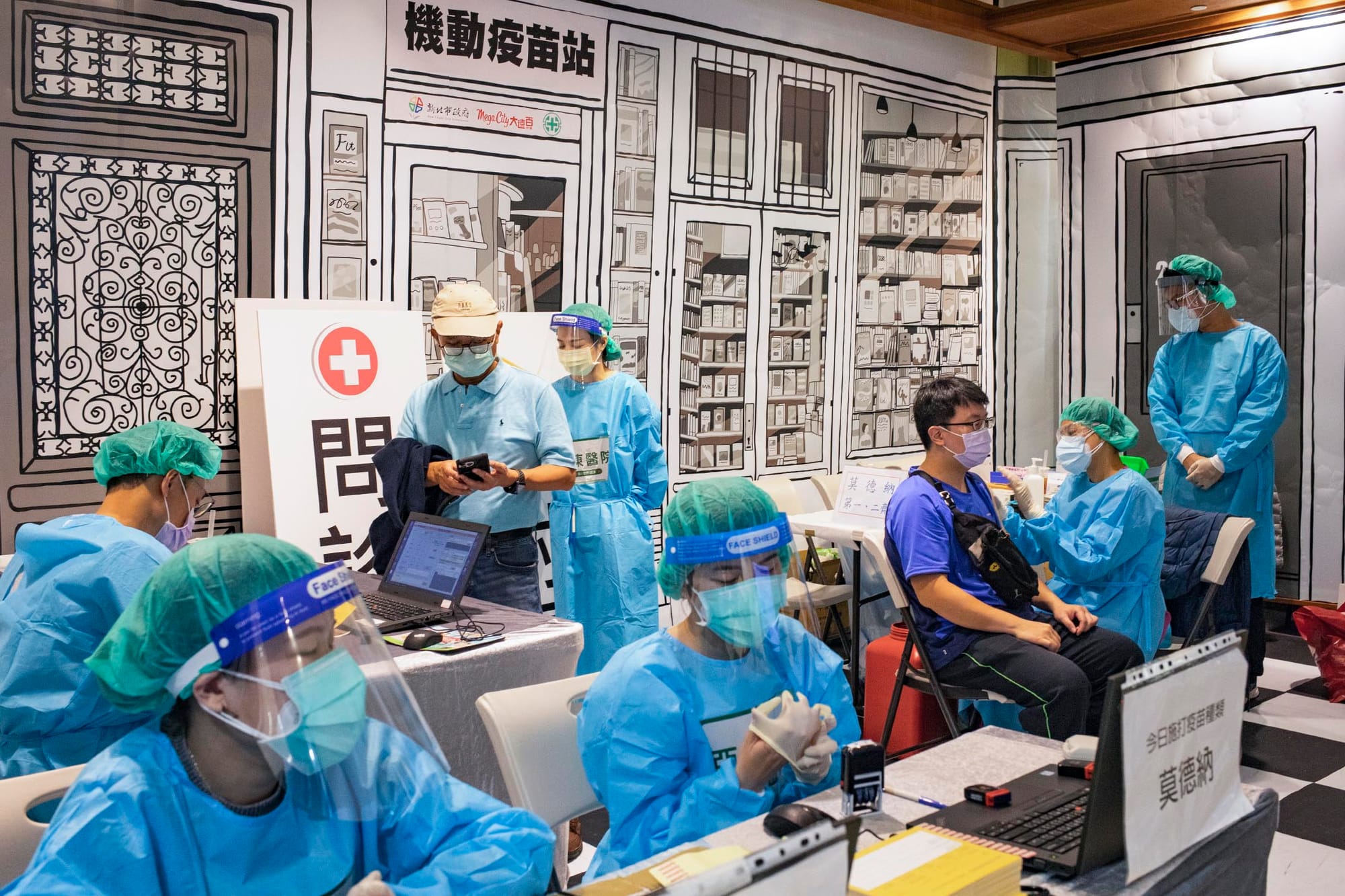 2021年12月10日板桥大远百,市民在商场内接种疫苗。