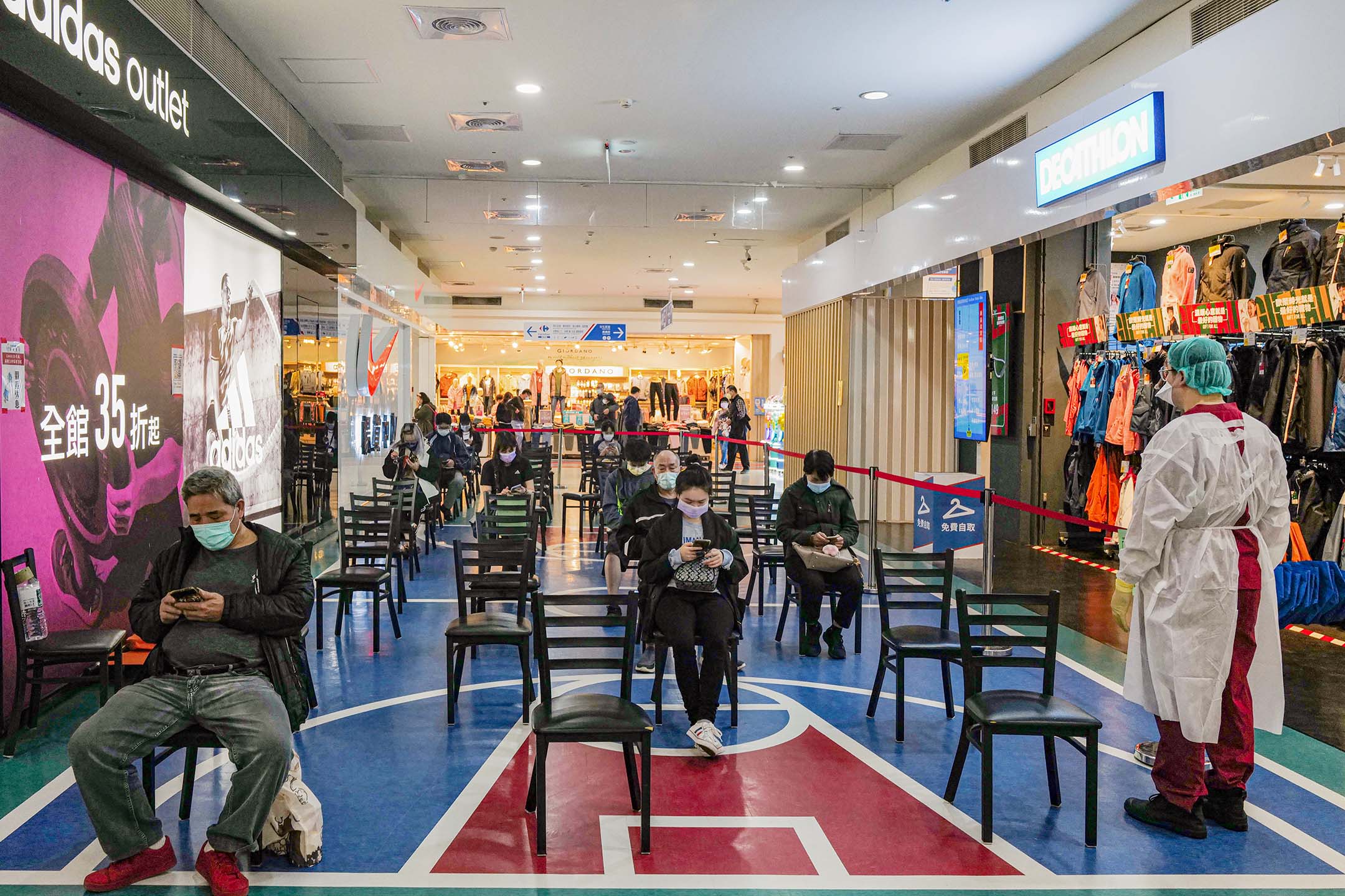 2021年12月10日新店家乐福,市民在接种疫苗后休息。