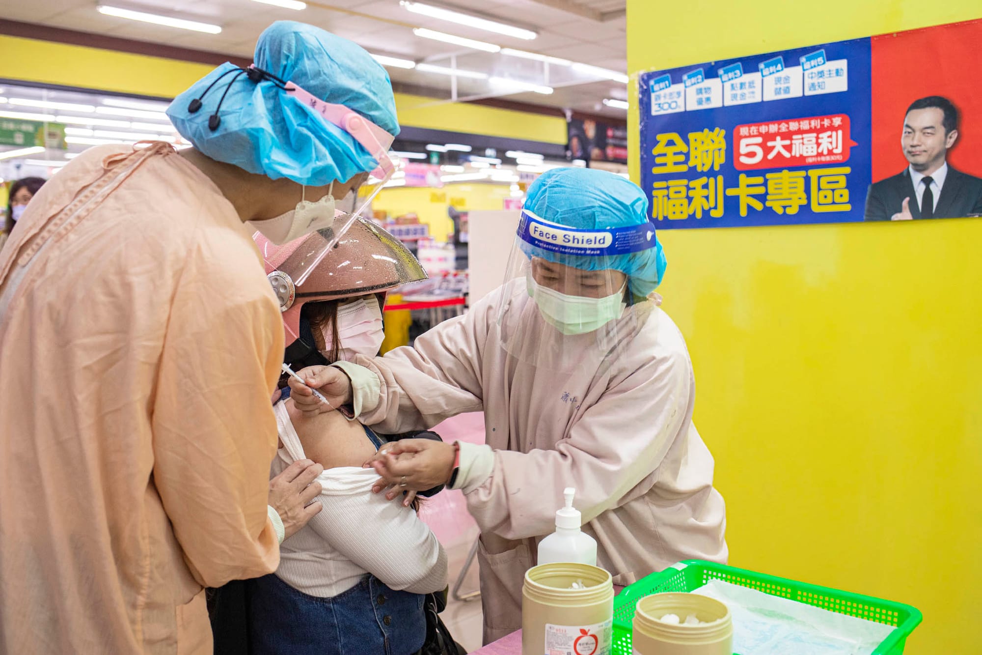 2021年12月6日板桥全联超市,市民接种疫苗。