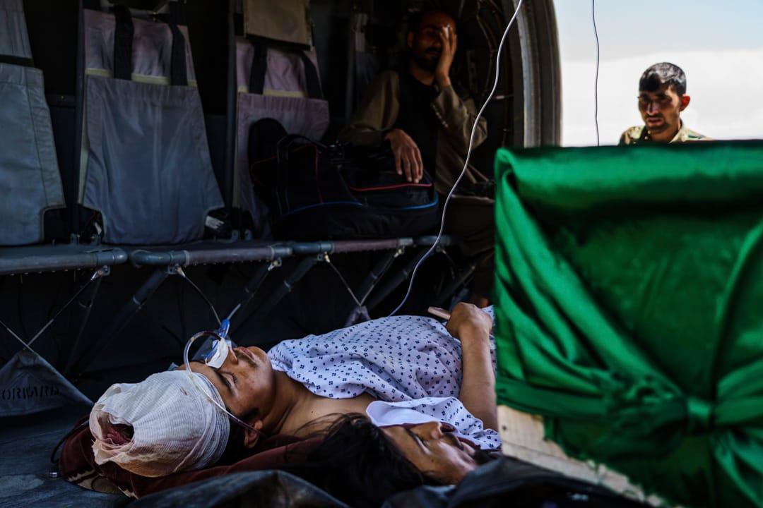 2021年5月9日,阿富汗加茲尼省,一名受傷的士兵被抬上一輛UH-60黑鷹直升機。