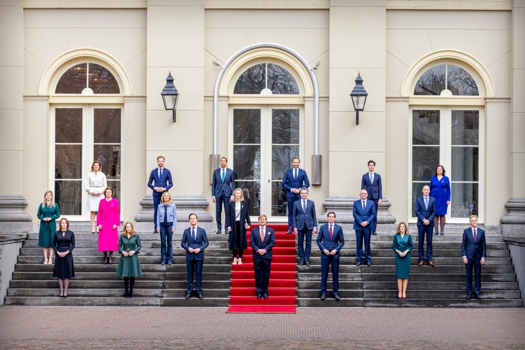 2022年1月10日，荷兰城市海牙，首相吕特连同内阁与国皇威廉-亚历山大合照，各人在合照期间需保持一定社交距离。