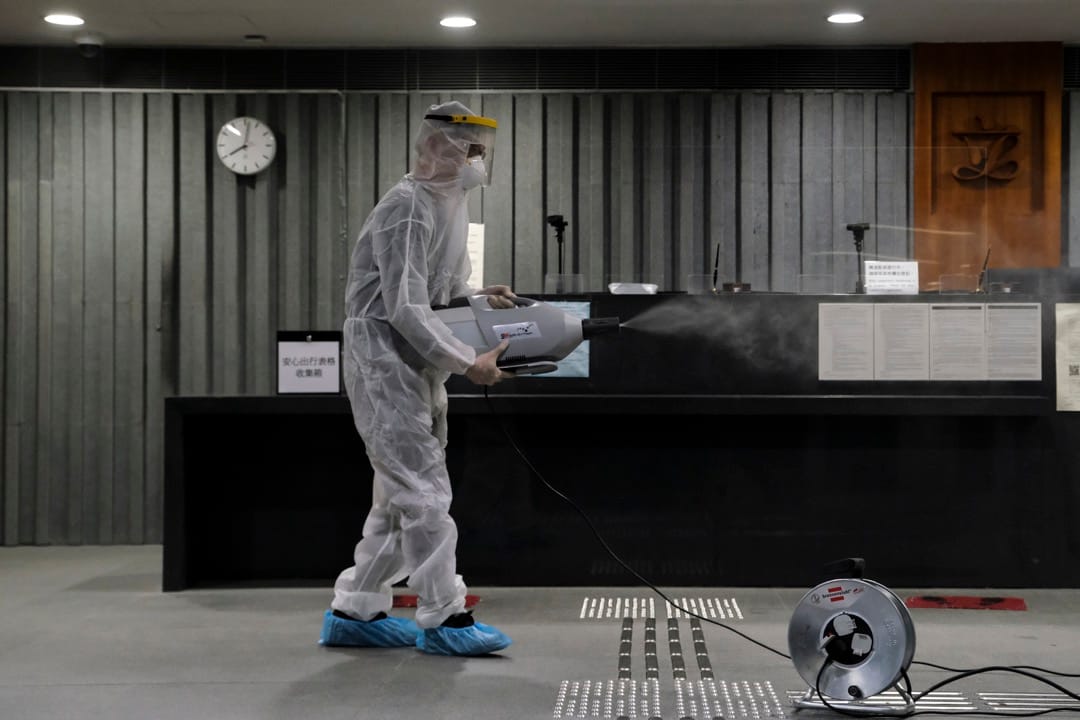 2022年1月7日，香港，多名立法会议员曾出席的一个生日宴会上发现一名2019冠状病毒确诊者，多位出席人士，包括议员、官员等需要送往竹篙湾检疫中心隔离，立法会大楼需要进行消毒。