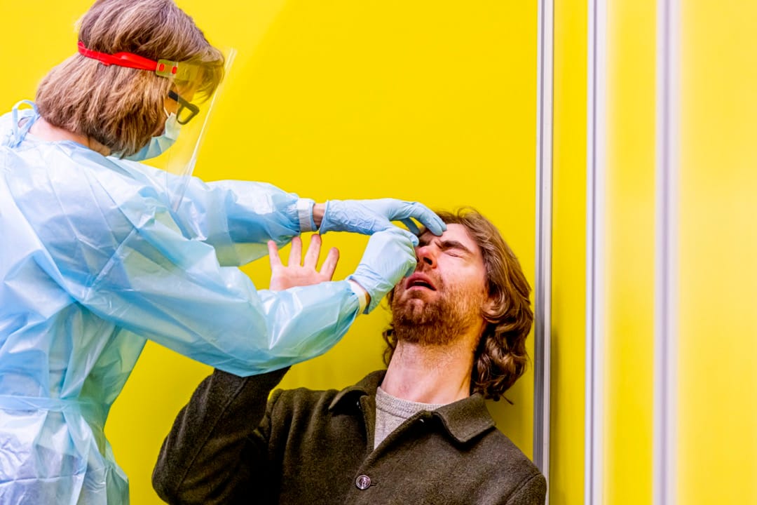 2022年1月6日，荷兰城市海牙，医护人员在一个检测中心为市民进行2019冠状病毒鼻咽拭子测试。