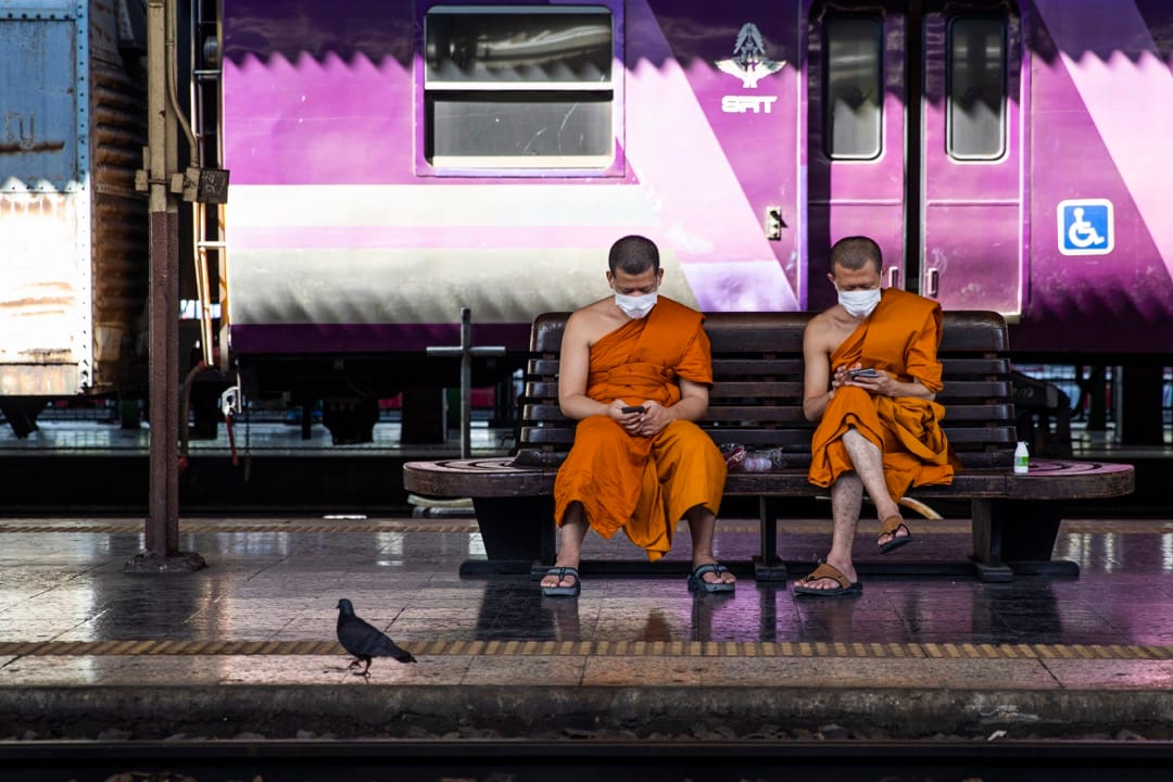 2022年1月2日，泰国首都曼谷，两名僧侣在车站等火车。