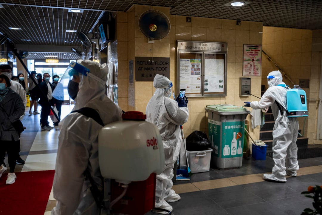 2022年1月25日，消毒人員為葵涌邨的大廈大堂消毒。