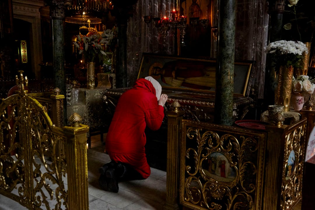 2022年2月24日,烏克蘭首都基輔,一名市民到市內一所東正教教堂祈禱。