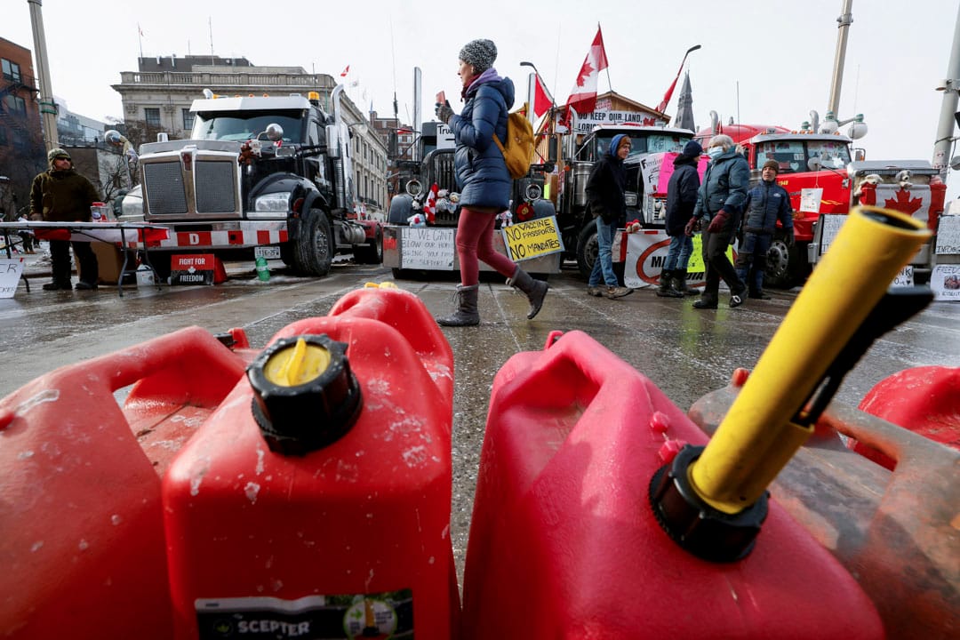 2022年2月9日，加拿大首都渥太華，貨車車隊接連抵達國會山莊外，參與「自由車隊」反疫苗示威。