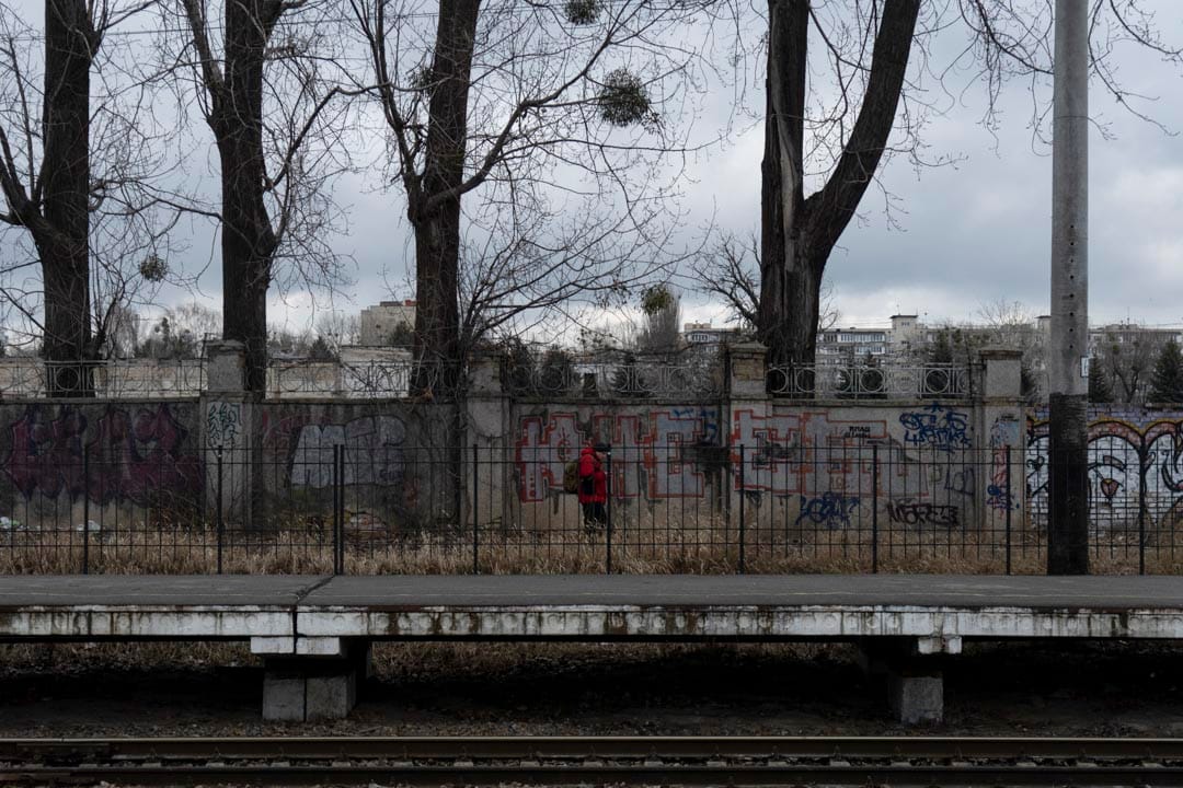基辅遭空袭后，他离开沃尔泽利（Vorzel）向东返回基辅市中心报导，沿途经过火车站。