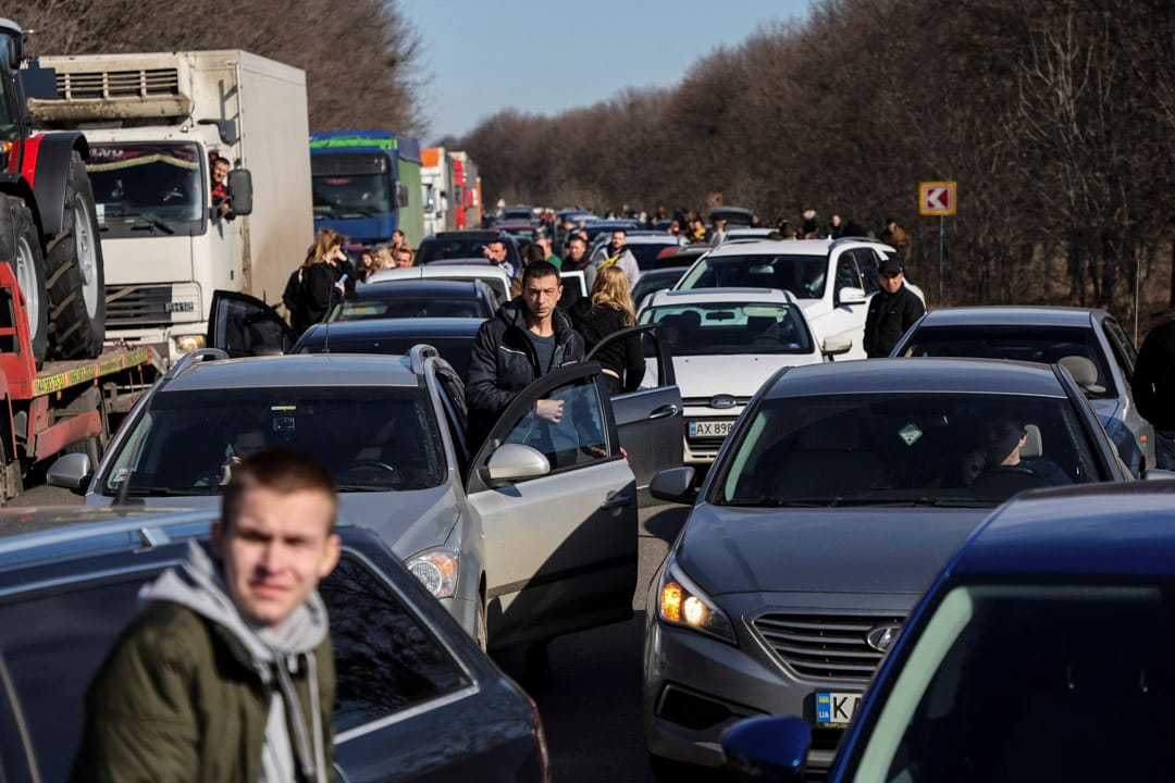 2022年2月24日,俄羅斯對烏克蘭正式進行軍事行動後,哈爾科夫市有大量市民撒離,但都堵塞在公路上。