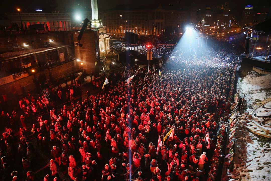 2015年2月20日，烏克蘭基輔數千人抵達一年前在獨立廣場起義的遇難者紀念碑前獻花和點燃蠟燭。 紀念一年前死亡的反政府示威者，隨後總統亞努科維奇下台。烏克蘭其後引發克里米亞危機，親烏克蘭軍隊和親俄份子在頓巴斯地區仍繼續進行戰事。