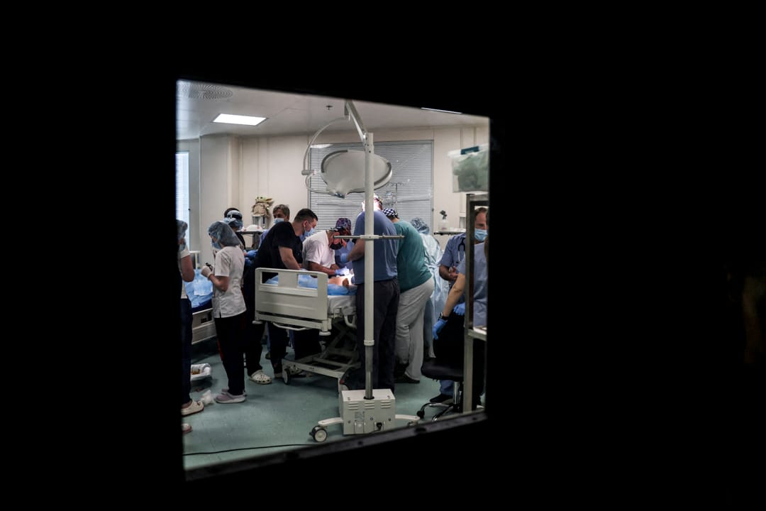 2022年2月28日，乌克兰基辅，外科医生在儿童医院对一名在枪击中受伤的 13 岁男孩进行手术。