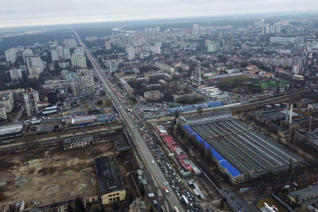 在斯维亚托申（Sviatoshyn）车站，从基辅市中心向西撤离的车龙不见尽头。