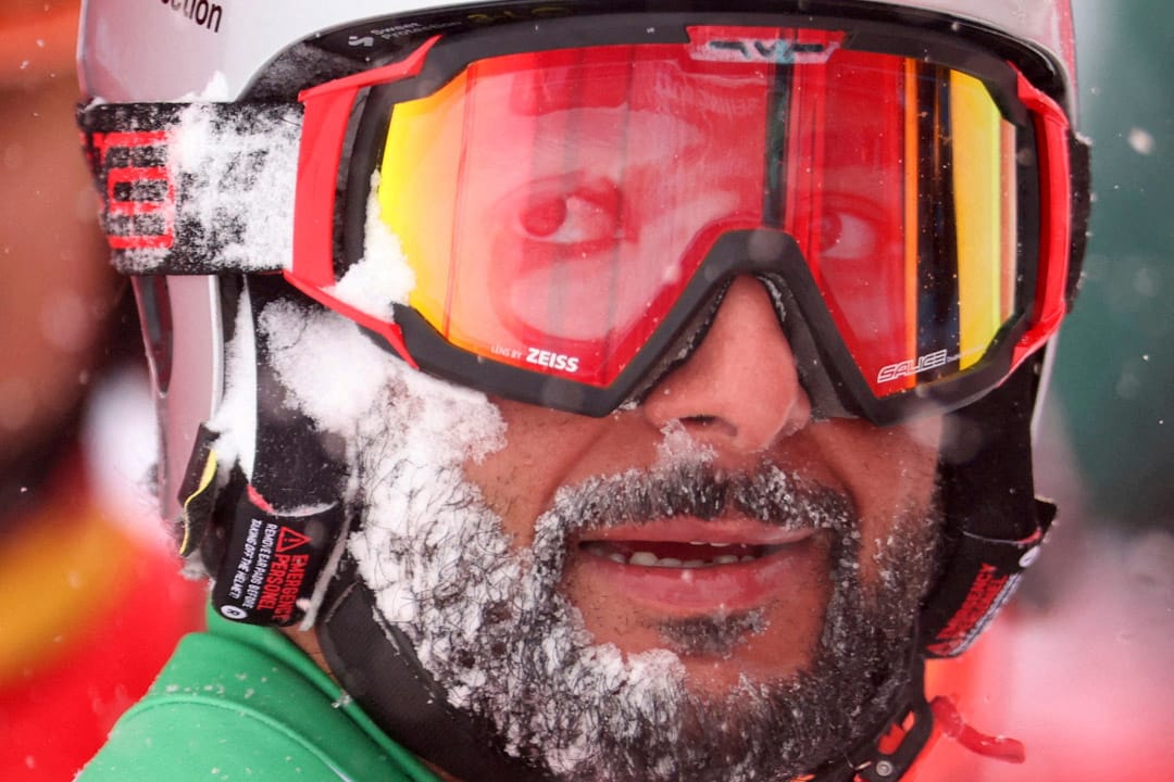 2022年2月13日，高山滑雪项目的男子回转赛事在北京延庆区的国家高山滑雪中心举行，图中为印度选手Arif Mohd Khan。