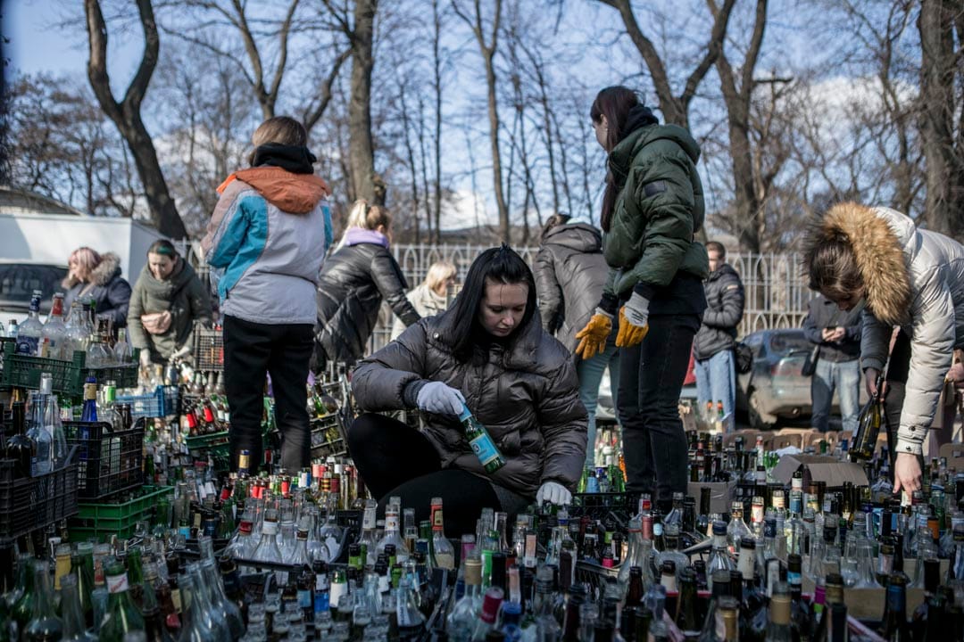 2022年2月27日，乌克兰西部城市第聂伯罗，当地居民在公园聚集，制造汽油弹抵抗俄军入侵。